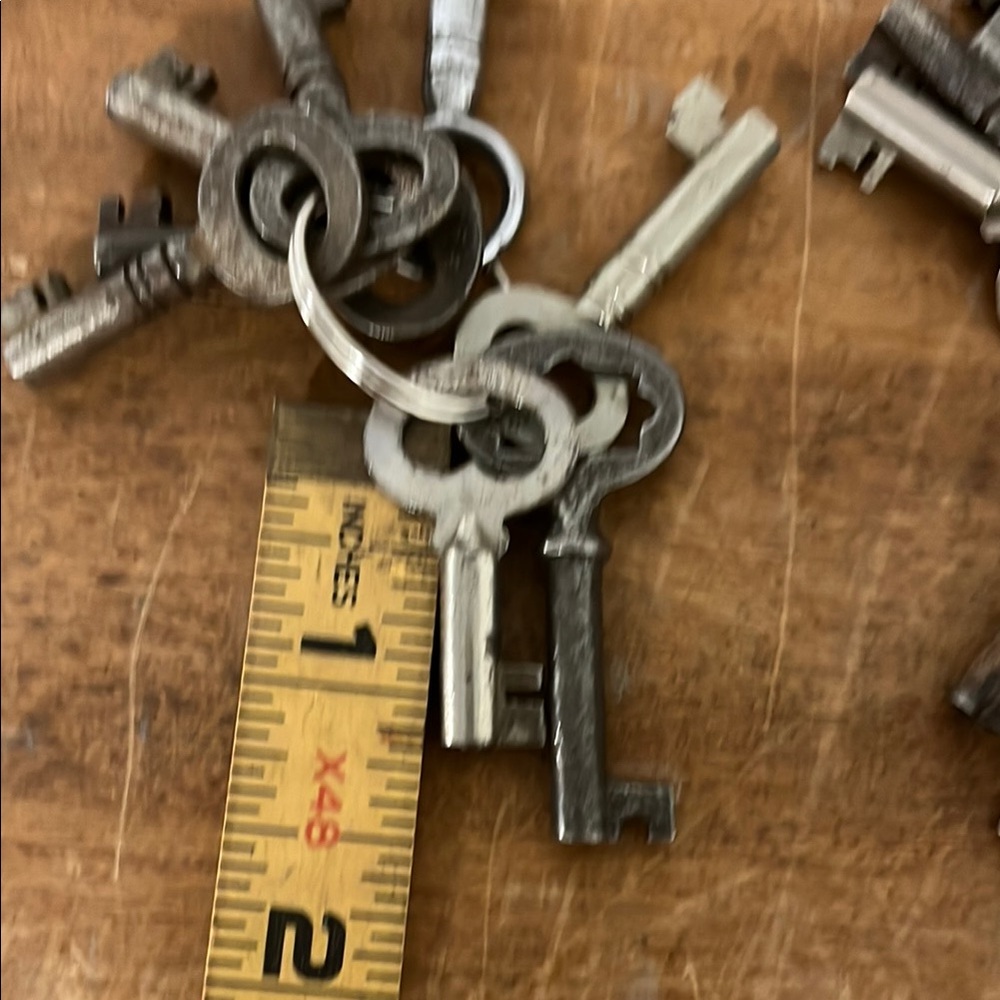 Vintage Key Collection - Silver and Gray 33 count - Picture 6 of 6
